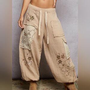096 ⭐ POL "Brown-Eyed Daisy" Embroidered Wide-Leg Pants